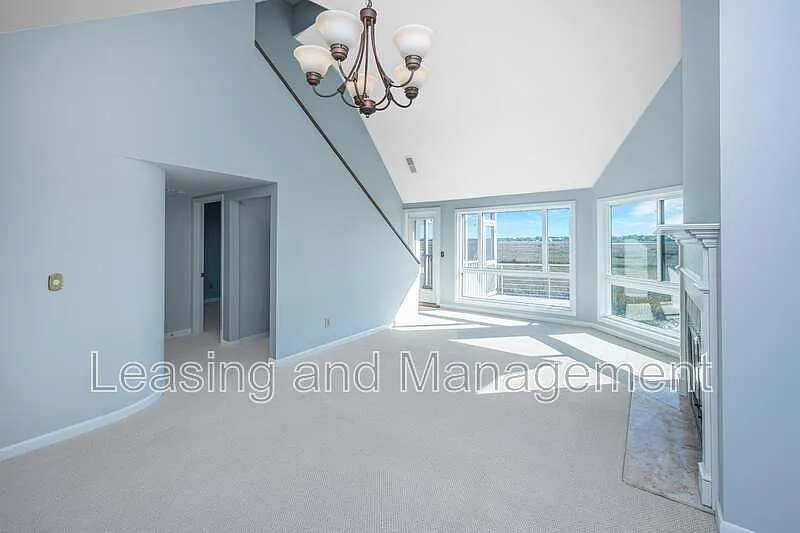 3 bed, 3.0 bath, 1258 sqft, $4,530 — Photo 3