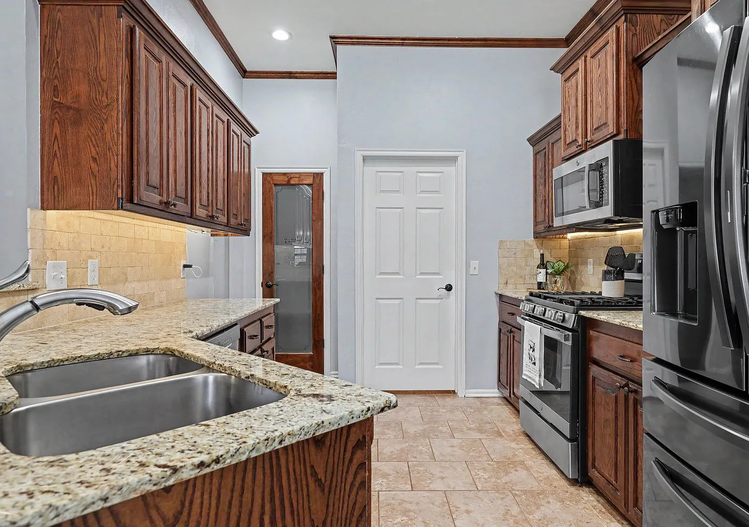 Great 4 Bed in Yukon with 3 Car Garage — Photo 3