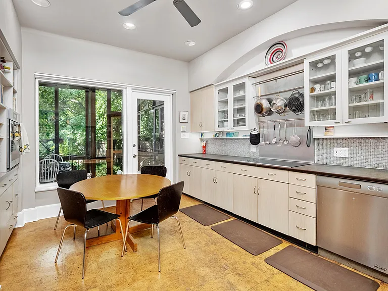 4388 McPherson Ave — Photo 6