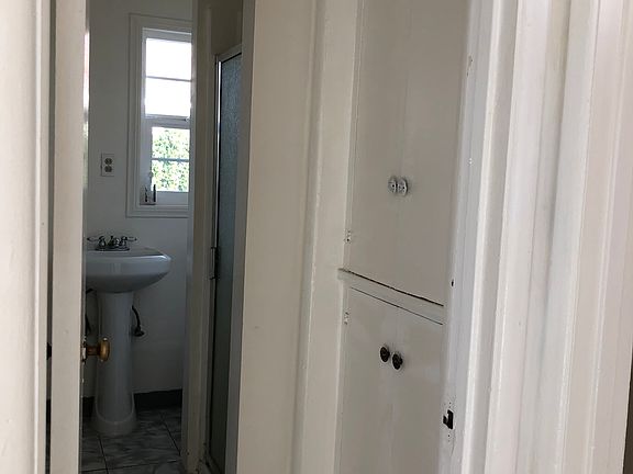 4th image of 1427 Gardenia Ave #B