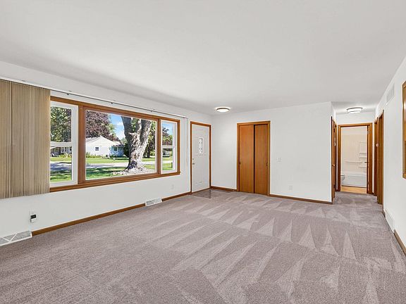 5th image of 110 Schenk St