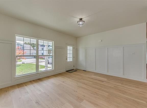 4th image of 563 Andrews Ave