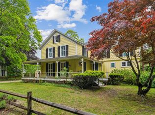 33 Woodbridge Ln, Westhampton, NY 11978