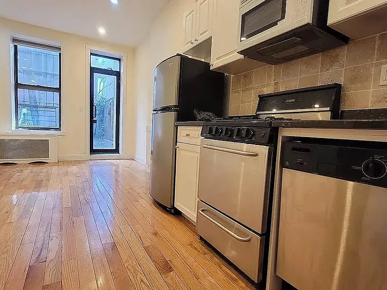 309 E 37th St #1H — Photo 4