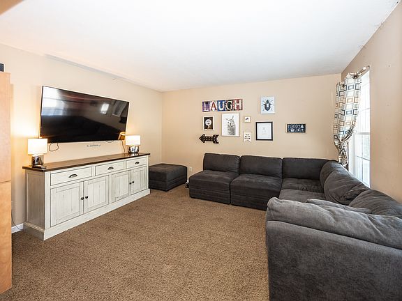 4th image of 5848 Oakcrest Dr