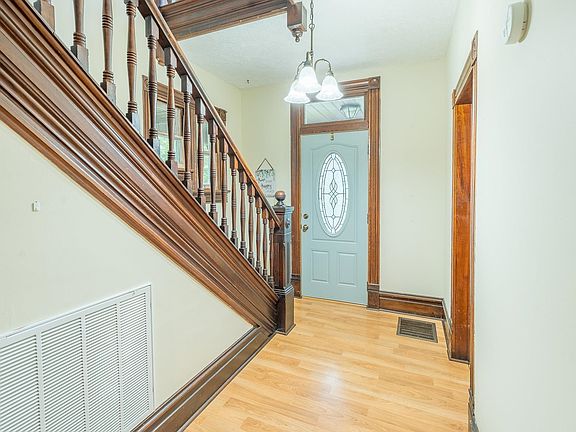 3rd image of 218 Richmond Ave