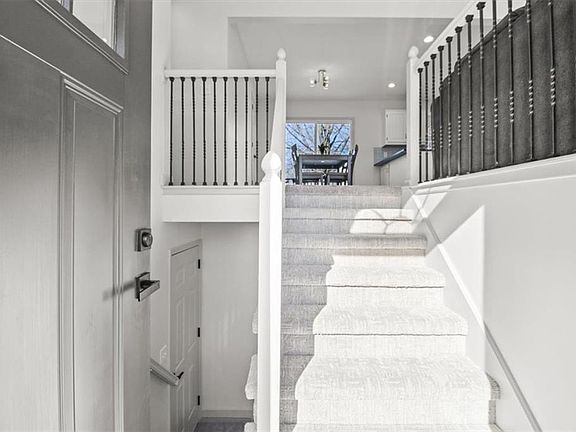 3rd image of 209 NE Chateau Dr