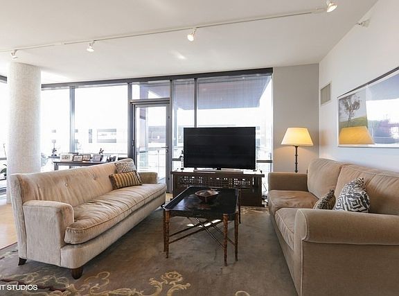 4th image of 860 W Blackhawk St #2306