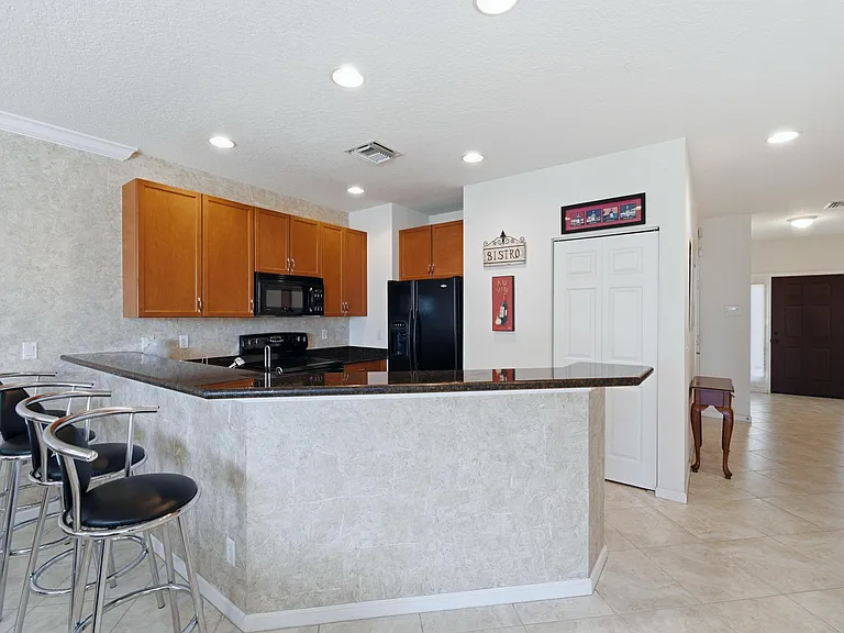 556 Marbella Cir — Photo 9