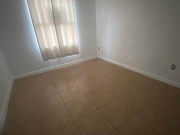 4th image of 230 SE 29th Ave Unit 10
