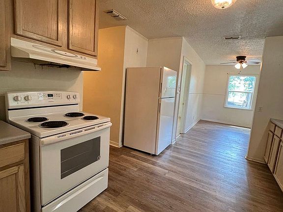 5th image of 700 E Crow St