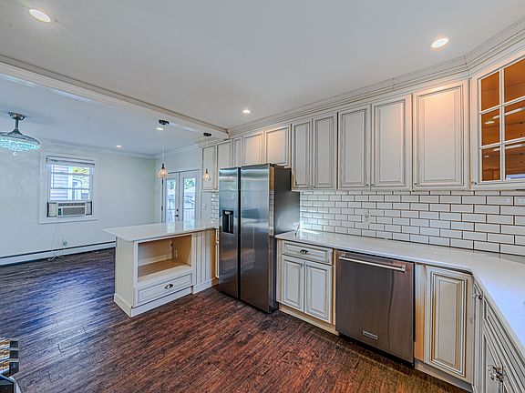 4th image of 8-35 Lake St Floor 1