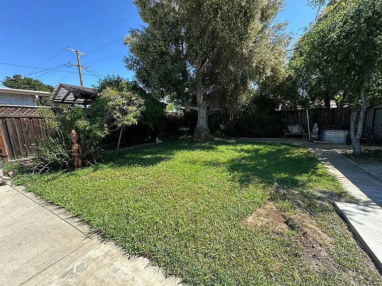 546 Richmond Ave — Photo 11