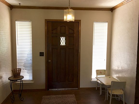 Entry with crown molding 