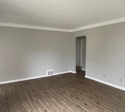 4th image of 25551 Farringdon Ave