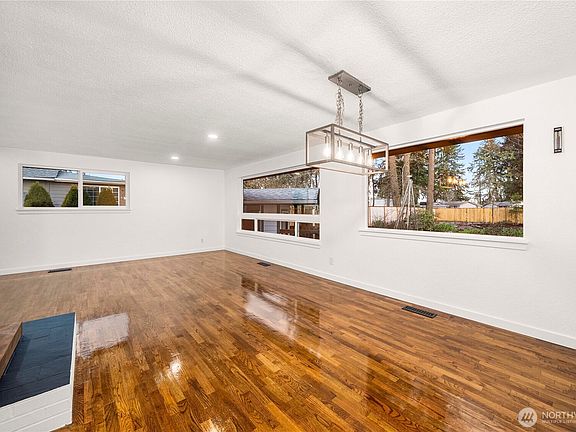 5th image of 14909 11th Avenue Ct E