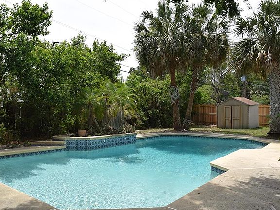4th image of 1401 Roscomare Ave