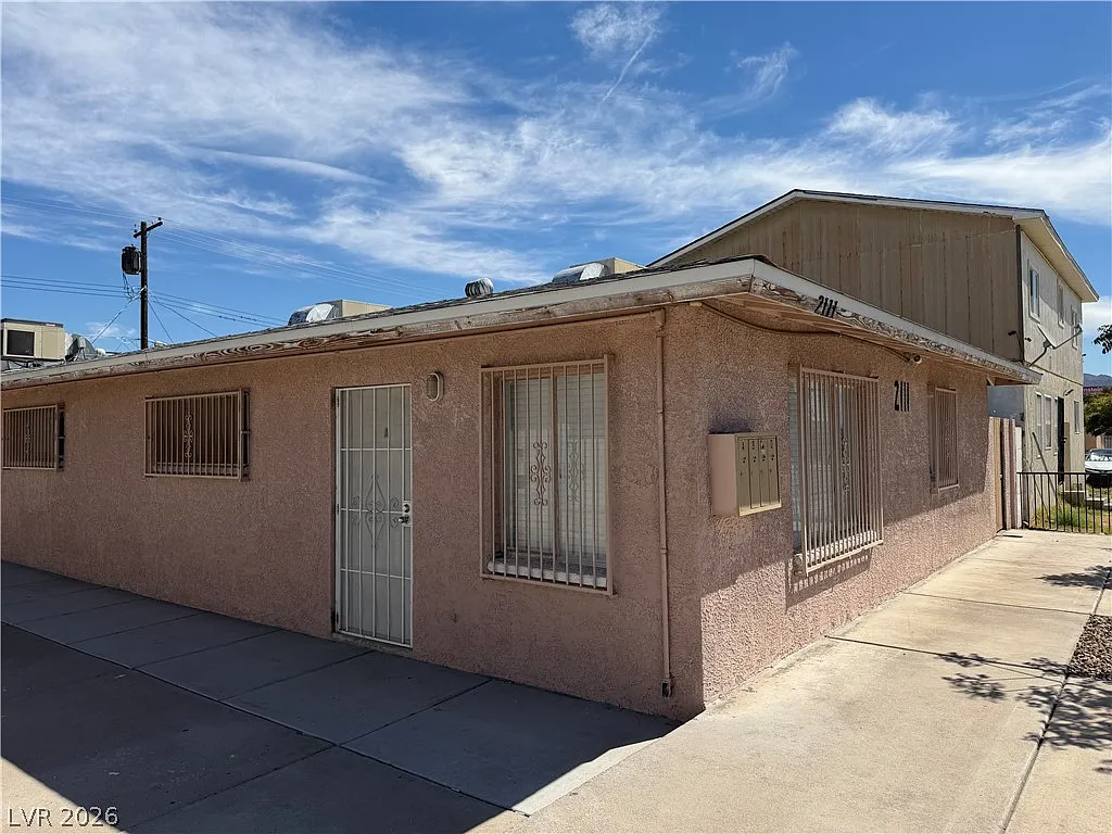 2 bed, 1.0 bath, 2610 sqft, $1,200 — Photo 2