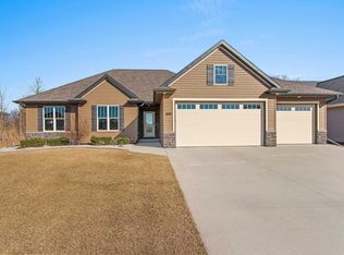 1849 Meadowland Ct, Green Bay, WI 54311