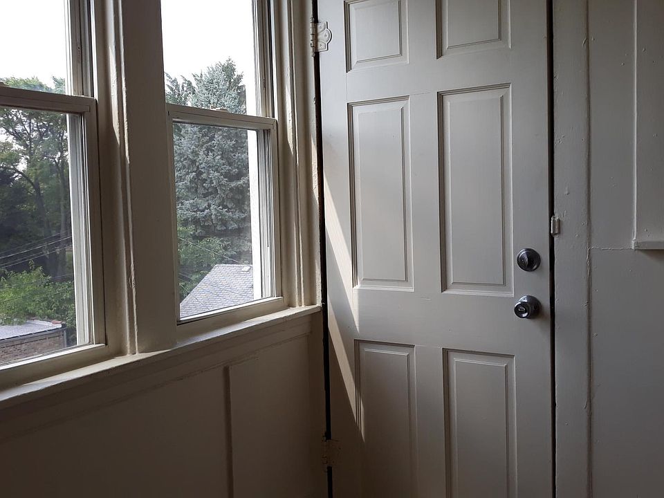 1st image of 4323 W Henderson St Floor 3