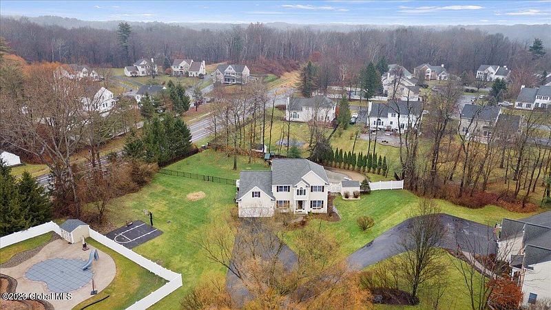 5th image of 612 Vanderlyn Lane