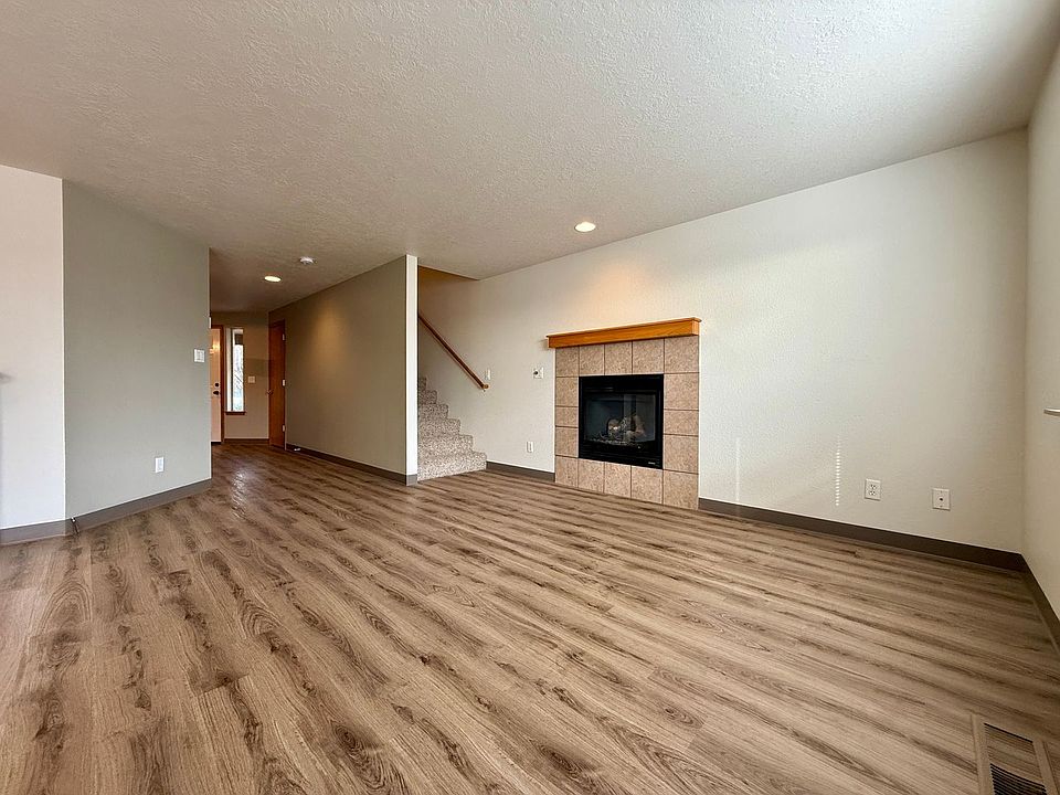 1st image of 822 NE Larch Ave