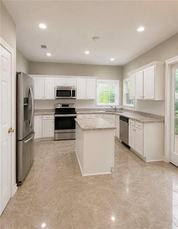 5 bed, 3.0 bath, 2667 sqft, $2,780 — Photo 2