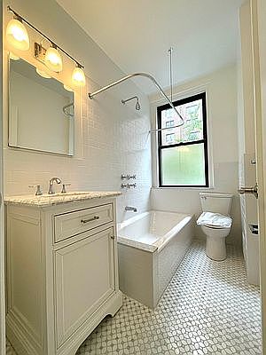 4th image of 340 E 57th St APT 3-D