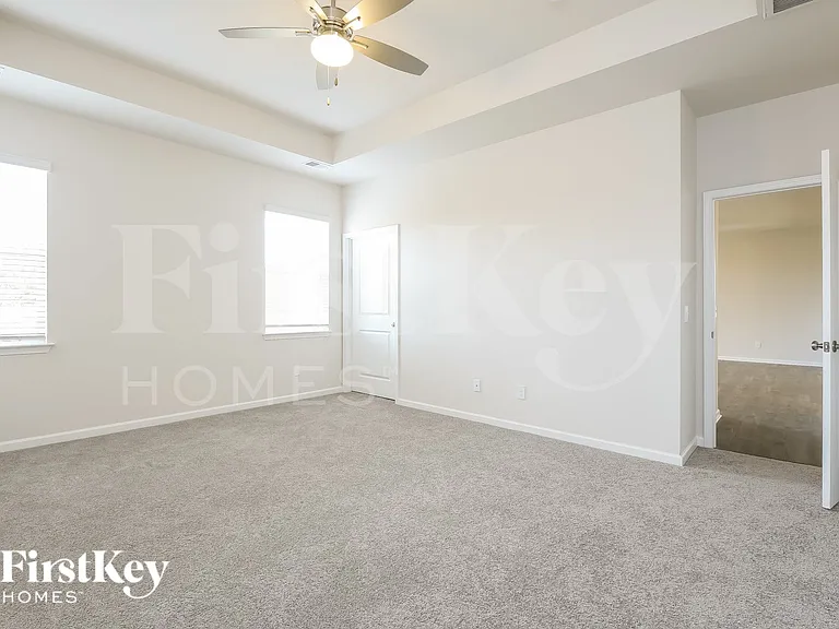 513 Hillpark Ln — Photo 10
