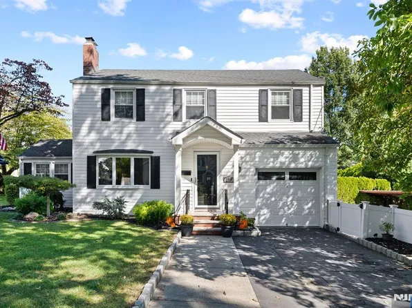 276 Greenway Ter, River Edge, NJ 07661