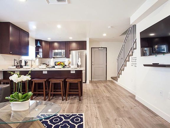 3rd image of 644 N Harvard Blvd APT 203