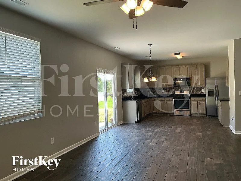 4 bed, 2.5 bath, 2740 sqft, $2,770 — Photo 4