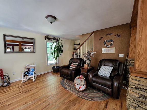 4th image of 295 Oak Garden Dr