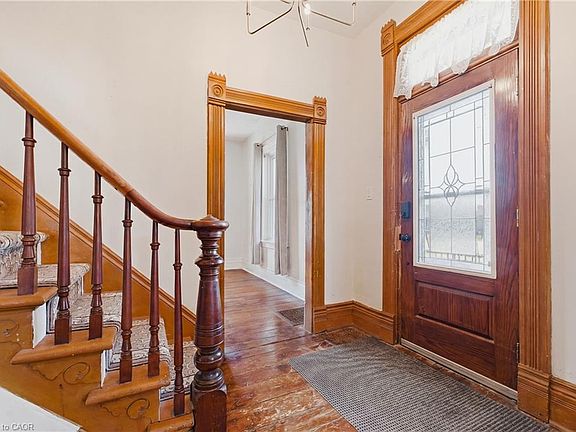 3rd image of 17 Allan St W