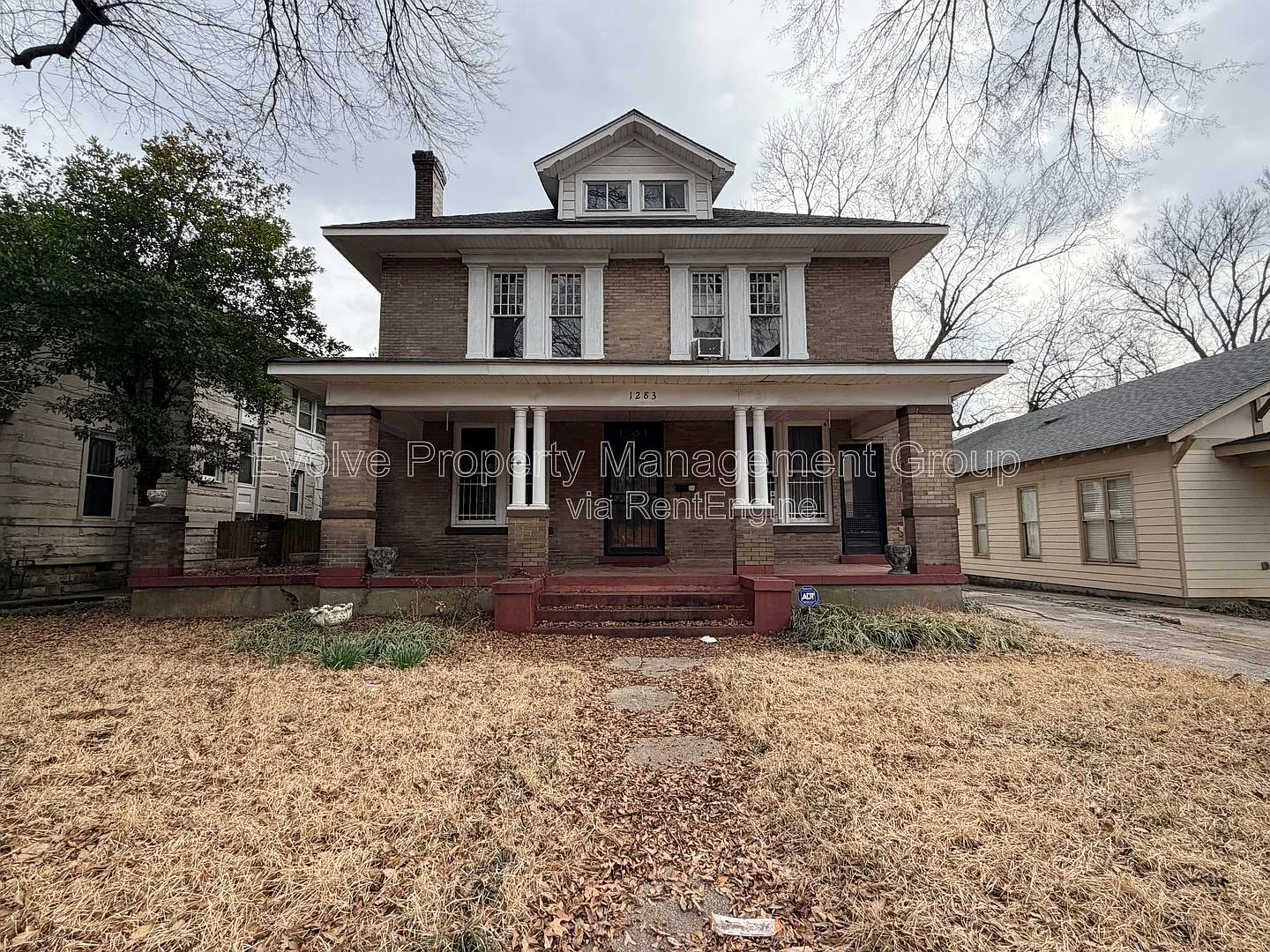 3 bed, 2.0 bath, 2852 sqft, $1,950 — Photo 1