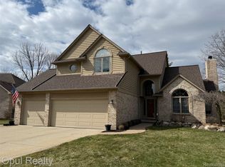 19935 Irving Dr, Livonia, MI 48152