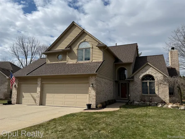 19935 Irving Dr, Livonia, MI 48152