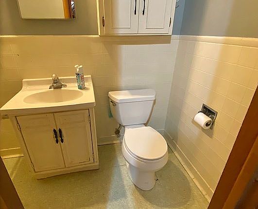 Guest Bathroom (Shower left)