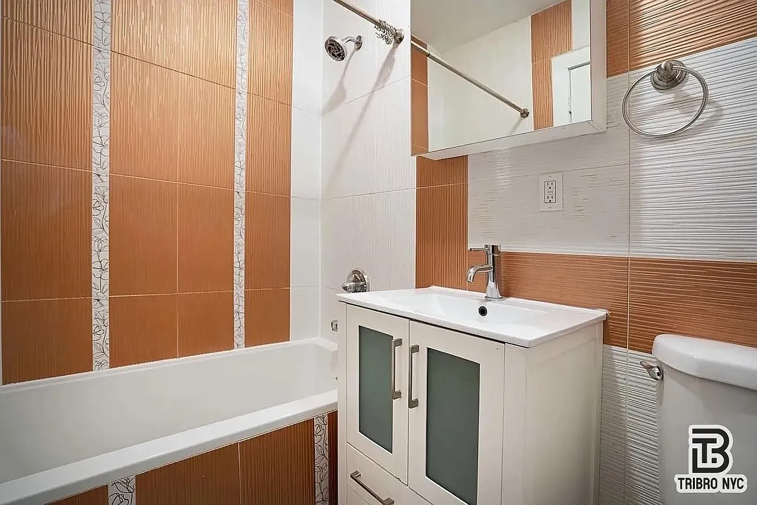 160 E 107th St — Photo 1