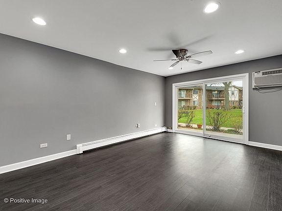4th image of 16W525 Lake Dr APT 103