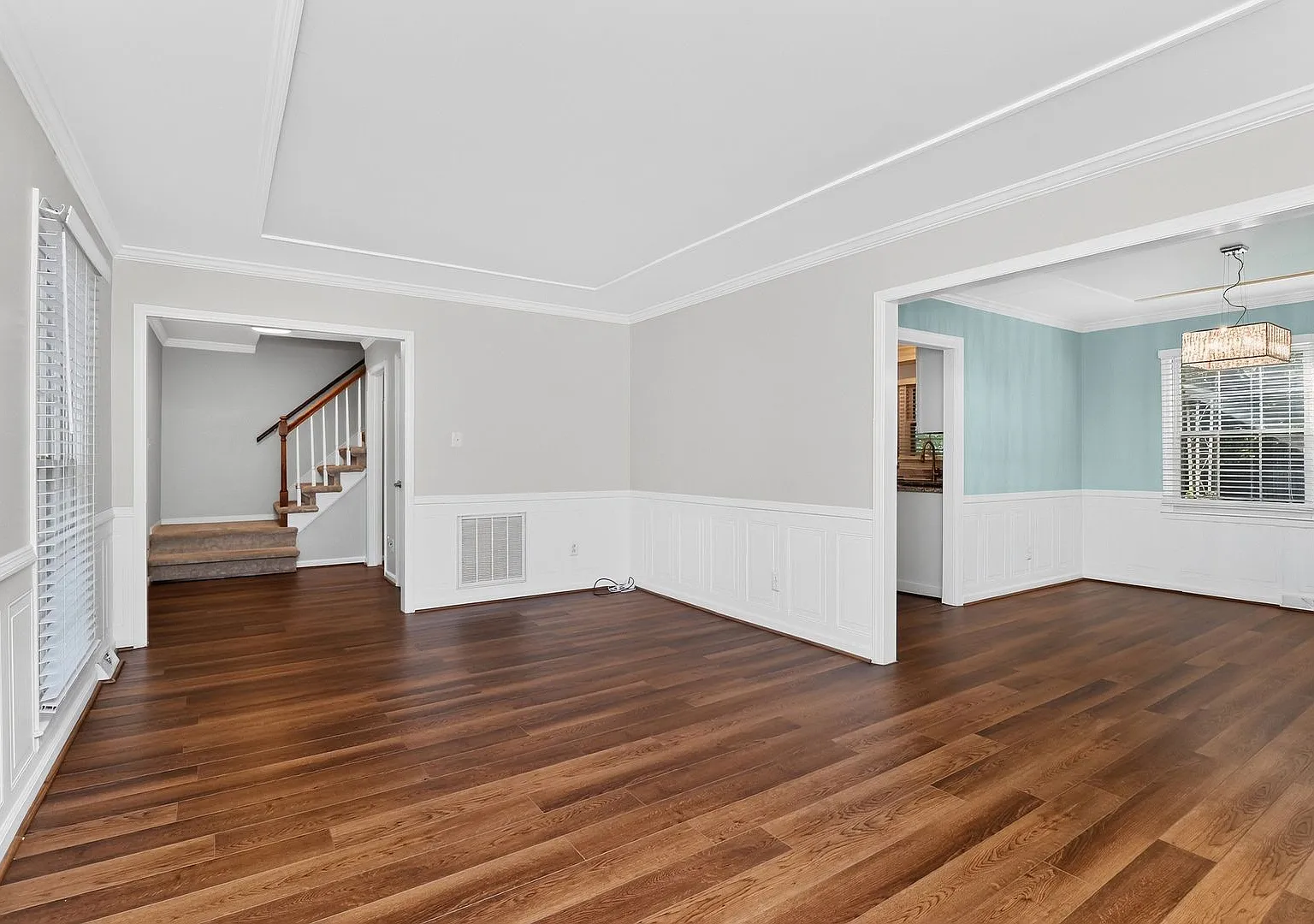 2438 Knickerbocker Drive - 4 bed 2.5 bath home in the perfect location — Photo 2