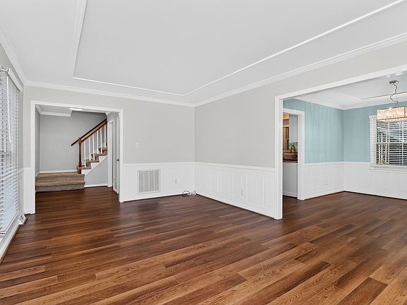 2nd image of 2438 Knickerbocker Dr