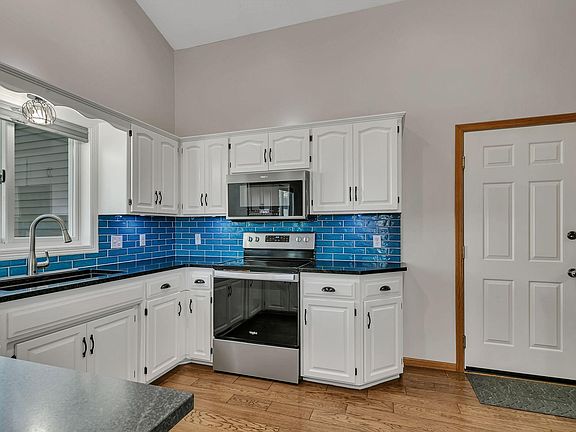 4th image of 325 8th Ave S