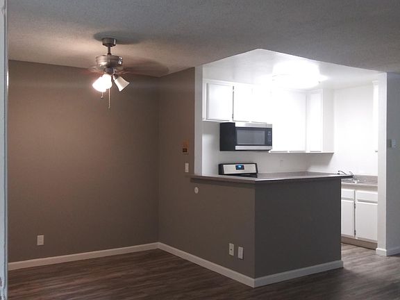 3rd image of 11600 Oxnard St APT 105
