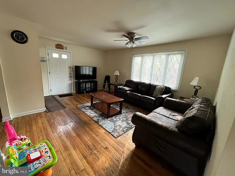 890 Belfry Dr — Photo 7