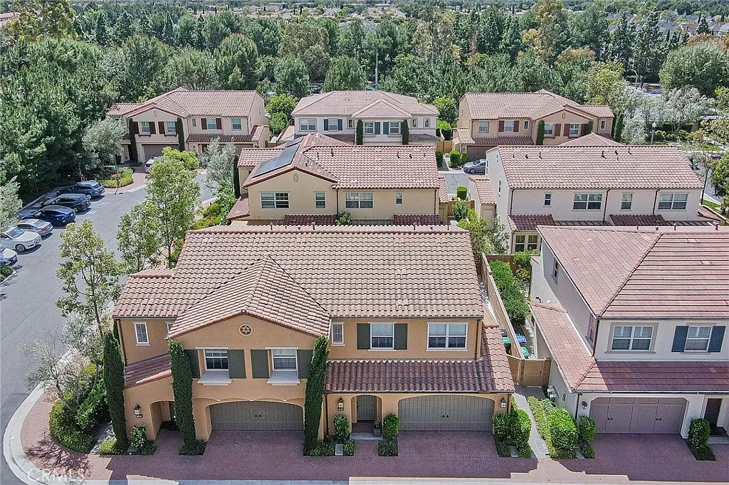 3 bed, 2.5 bath, 1654 sqft, $5,000 — Photo 3