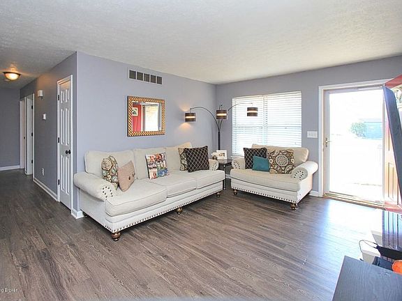 2nd image of 1828 Fall Run Ct