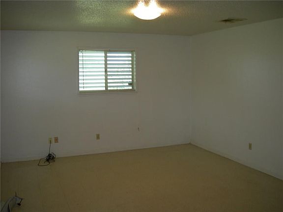 3rd image of 1002 Weaver St #38