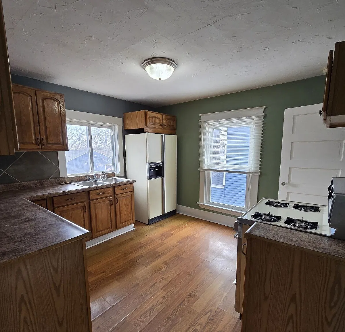 2 bed, 1.0 bath, $1,100 — Photo 3