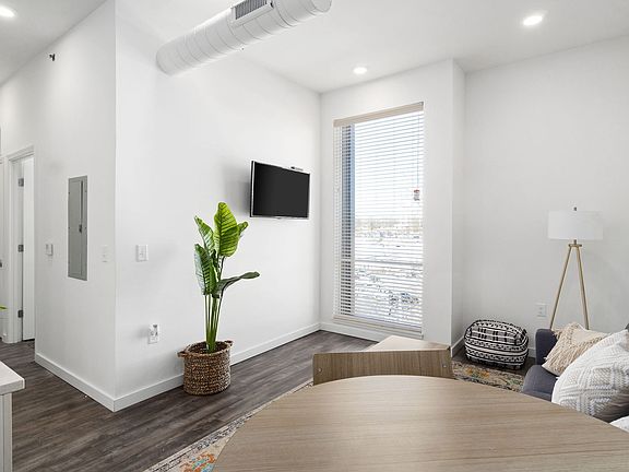 5th image of 608 Main St Unit 303B